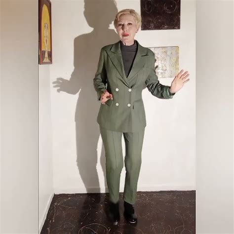 Dalny Marga tap dancing in video The Artist's Signature .